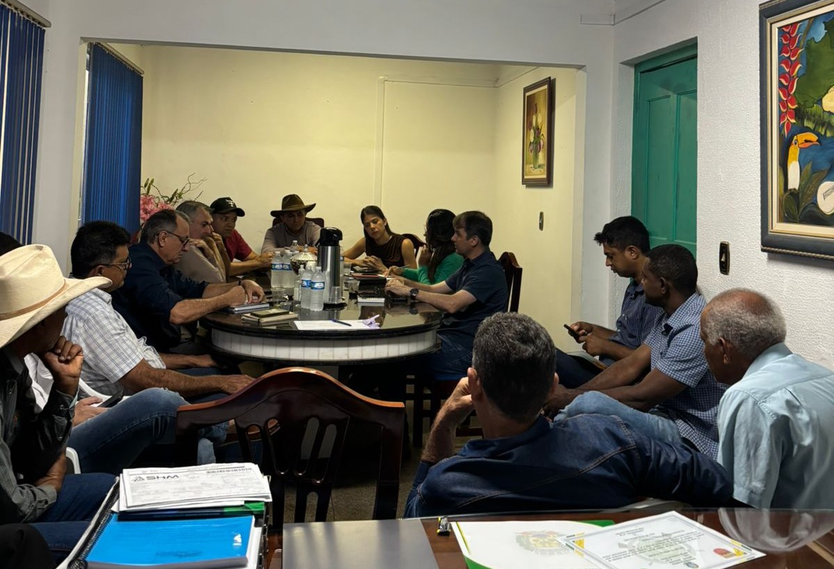 Câmara Municipal de Juína realiza alinhamento de pautas com o prefeito e secretário de infraestrutura.