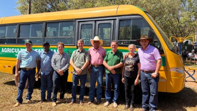 Câmara Municipal prestigia Festa da Colheita e celebra entrega de ônibus.