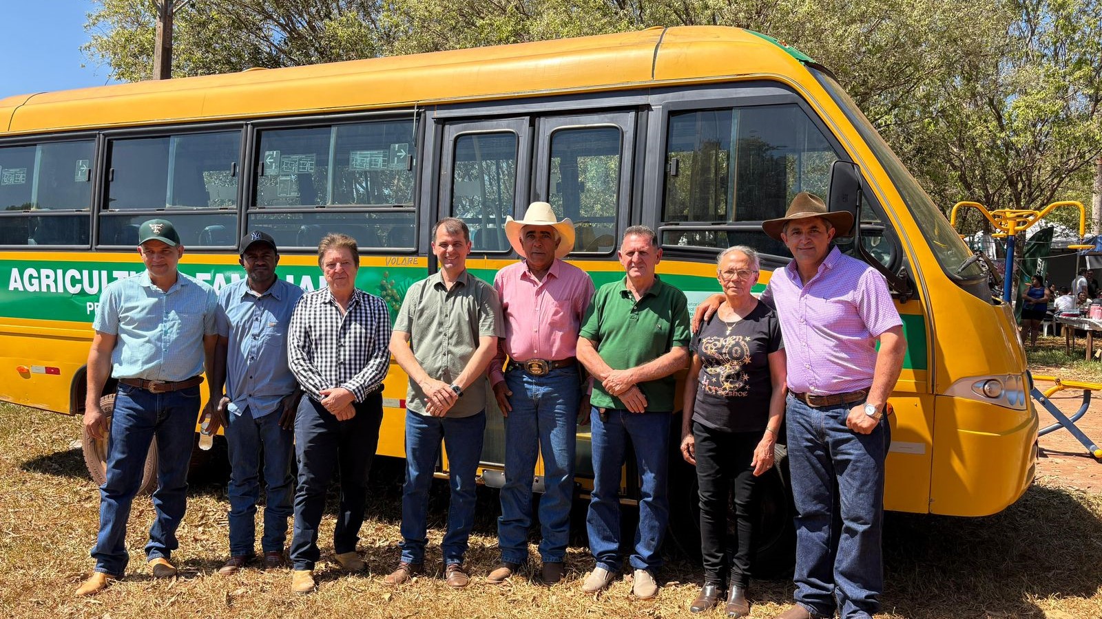Câmara Municipal prestigia Festa da Colheita e celebra entrega de ônibus.