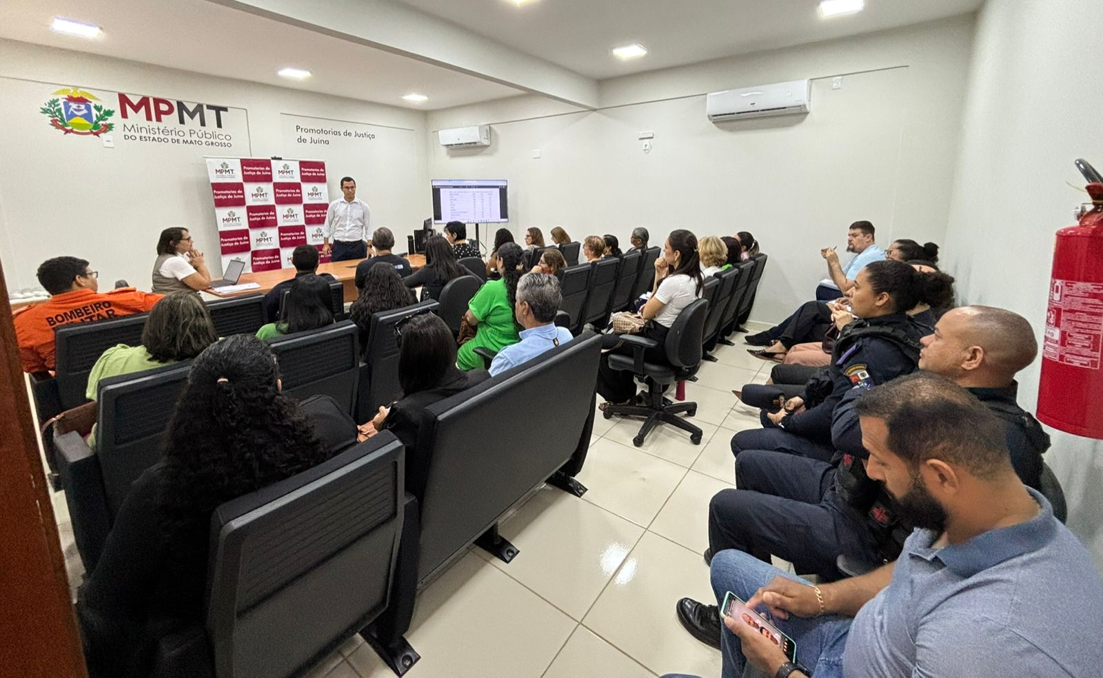 Procuradoria da Mulher participa da Reunião de Elaboração do Plano Municipal de Metas para o Enfrentamento da Violência Doméstica junto ao Ministério Público e demais órgãos municipais.