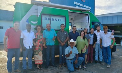 Vereadores da Câmara Municipal de Juína prestigiam o início das atividades da Unidade Móvel de Atendimento Odontológico do Programa Brasil Sorridente.
